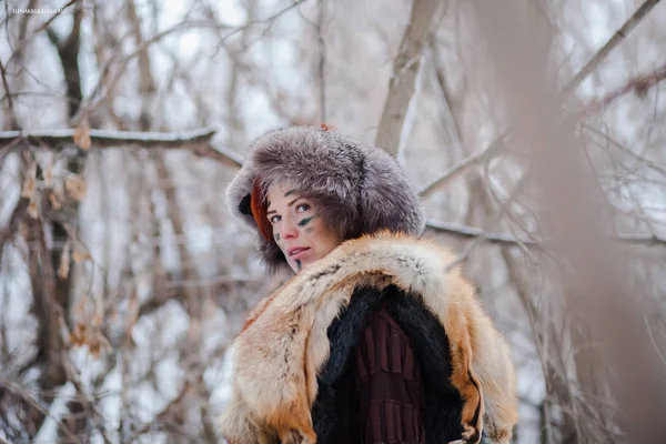 女性剣闘士 歴史的なイメージ キツネの毛皮 女戦士 冬の森で剣闘士の戦争 歴史的なフィルムのイメージ — ストック写真