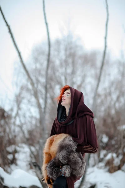 Gladiador Femenino Imagen Histórica Piel Zorro Pieles Animales Mujer Guerrera —  Fotos de Stock