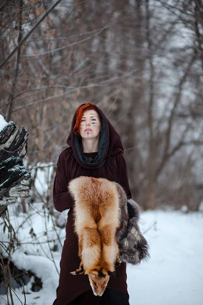女角斗士历史性的形象 狐狸毛皮 女勇士战争的角斗士在冬季森林 历史电影的形象 角斗士 — 图库照片