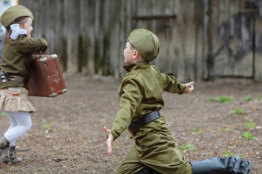 Üniformalı çocuk. Askerler, anavatan savunucuları. 
