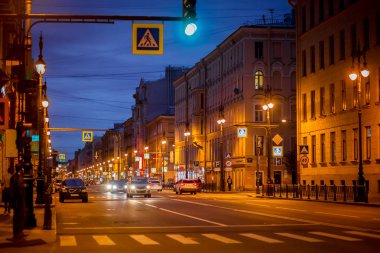 Rusya. Saint-Petersburg.20.08.2017. gece şehir. Şehrin ışıkları. İyi geceler. Akşam aydınlatma. Şehrin parlak ışıkları. Fenerler.