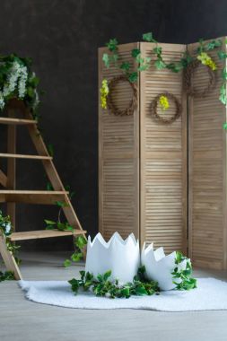 Bahar. Bahar arka plan. Çiçek çelenk. Verba.Easter Yumurta. Bahar geldi. Güneş ışığı. Stüdyo süsleme. Fotoğraf stüdyosu için arka plan.