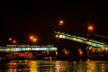 Rusya. St. Petersburg. 08/26/2017. Asma köprü. Palace Bridge. Gece şehir.