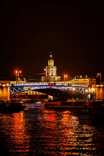 Rússia São Petersburgo 2017 Drawbridge Ponte Palácio Cidade Noturna — Fotografia de Stock