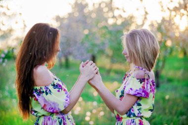 Çiçek Bahçe. Bahar geldi. Çiçekli elma ağaçlarının. Doğa. Bahar çiçekleri. Elma bahçesi Bloom. Anne ve kızı. Kızlar bahçede.