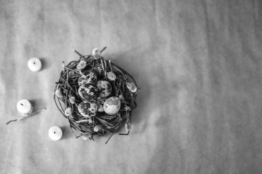 Paskalya. Bahar. Retro tarzı. Paskalya tebrik kartı. Söğüt dalı. Yumurta. Kutlama arka plan. Beyaz mumlar. Festival dekor.