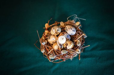 Paskalya. Bahar. Retro tarzı. Paskalya tebrik kartı. Söğüt dalı. Yumurta. Kutlama arka plan. Beyaz mumlar. Festival dekor.