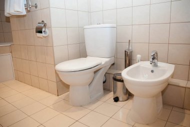 Nereye gidiyorsun? Duş kabini. Tuvalet. Bir banyo. Sıhhi tesisat. Lavabo. Hijyenik aksesuarları.