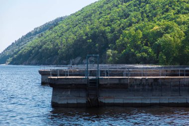 Deniz, iskele, dağlar, ufuk, mavi gökyüzü, yaz.