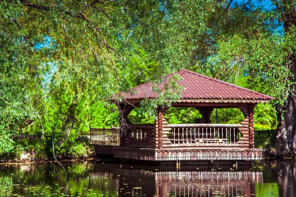 Lago Paisagem Verão Uma Casa Água Dia Ensolarado — Fotografia de Stock