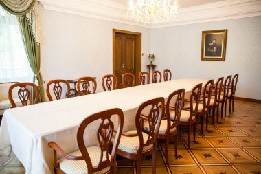 Kantin. Akşam yemeği bölge. Masa ve sandalyeler. Yemek için bir yer. Yuvarlak masa.