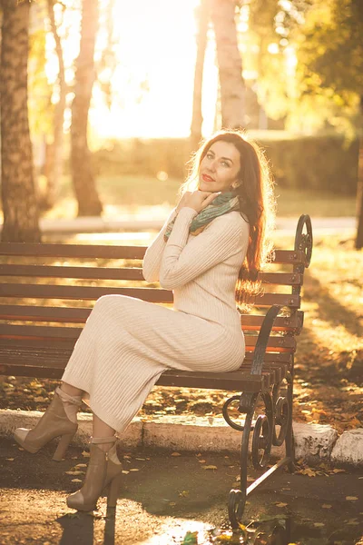 Automne Portrait Une Fille Une Promenade Dans Parc Lumière Soleil — Photo