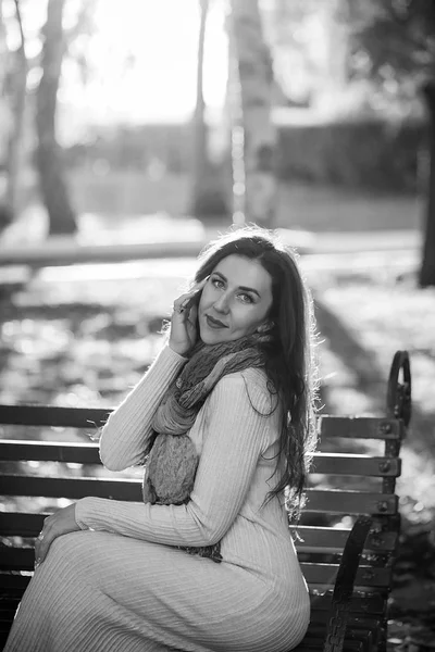 Automne Portrait Une Fille Une Promenade Dans Parc Lumière Soleil — Photo