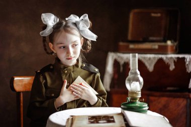 Askeri konular. Zafer Günü. Üniformalı çocuklar. Ön cephe harfleri. Tarih. Stüdyo resmi.