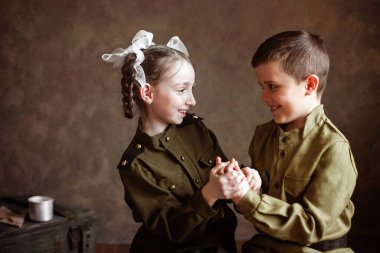 Üniformalı çocuklar, Anavatan 'ın koruyucuları. Askeri tema. Askeri üniforma..