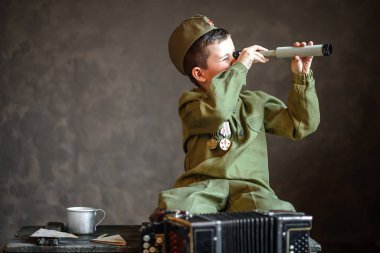 Üniformalı çocuk. 23 Şubat için fotoğraf. Zafer günü, savaş anıları, ön harfler..