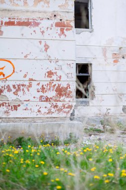 Eski bina. Harabeler. Yıkım. Bahar. Tuğla duvar.