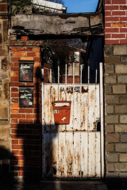 Paslı kapı ve kırmızı mektup, Liege, Belçika