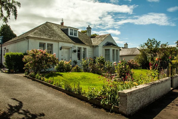 Jedno piętro domu z przodu ogrodem, North Berwick, Szkocja — Zdjęcie stockowe