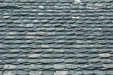 Eski mimari detay kayrak çatı fayans/yenilenen parlak yaz içinde belgili tanımlık geçmiş. En iyi ev modern tuğla beyaz açık havada çalışmak.