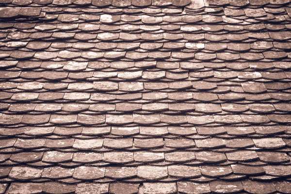 오래 된 건축 세부의 슬레이트 지붕 타일 . — 스톡 사진