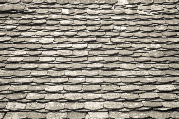 오래 된 건축 세부의 슬레이트 지붕 타일 . — 스톡 사진