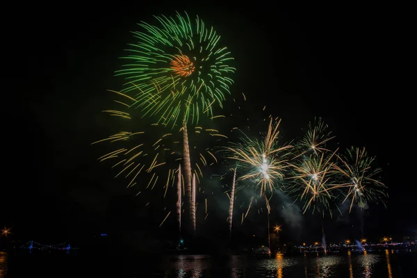 Feuerwerk in der Nacht im Hintergrund — Stockfoto