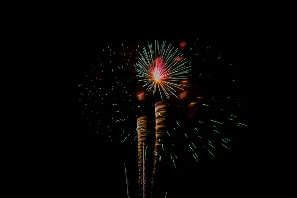 Fogos de artifício Celebração à noite no fundo  . — Fotografia de Stock