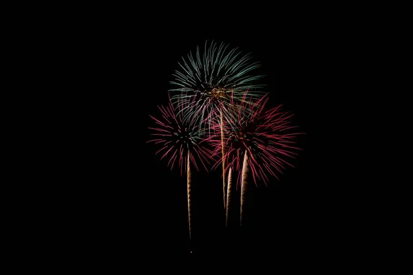 Fuegos artificiales Celebración en la noche en segundo plano  . —  Fotos de Stock