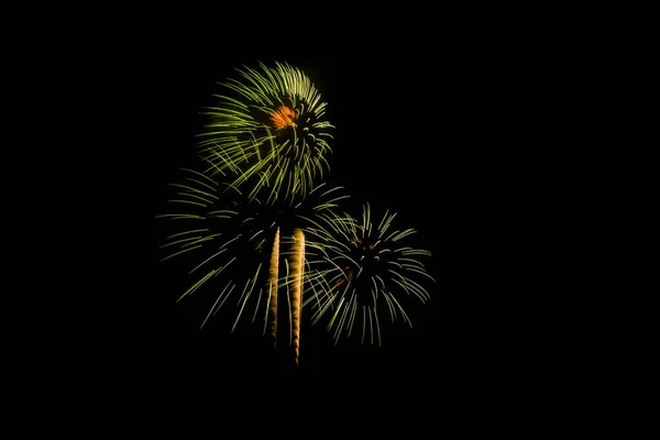 Fogos de artifício Celebração à noite no fundo  . — Fotografia de Stock