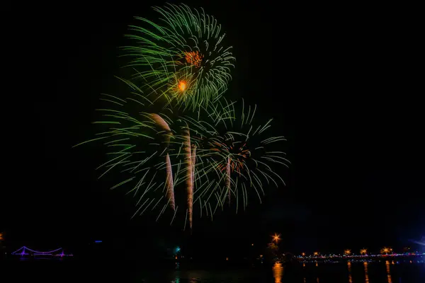 Feuerwerk in der Nacht auf Neujahr und Kopierraum . — Stockfoto