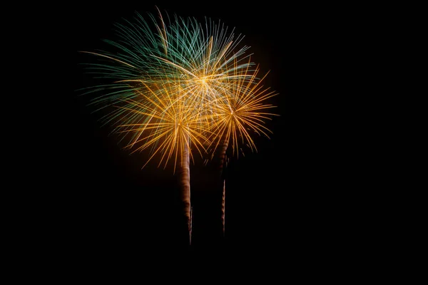 Πυροτεχνήματα γιορτή τη νύχτα στο νέο έτος και αντίγραφο χώρου . — Φωτογραφία Αρχείου