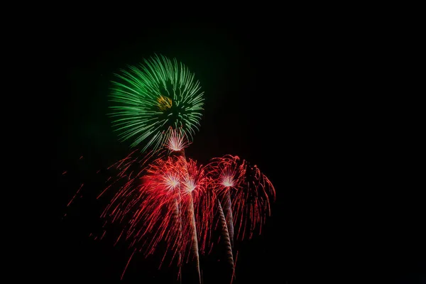 Fuegos artificiales Celebración por la noche en Año Nuevo y espacio para copiar  . —  Fotos de Stock