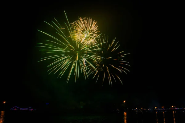 Fogos de artifício Celebração à noite no Ano Novo e espaço de cópia  . — Fotografia de Stock