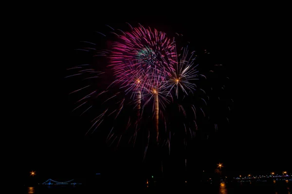 Feu d'artifice Célébration le soir du Nouvel An et espace de copie  . — Photo