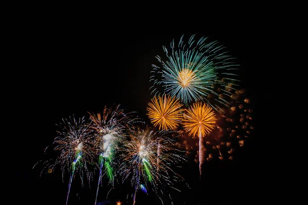 Feuerwerk in der Nacht auf Neujahr und Kopierraum . — Stockfoto