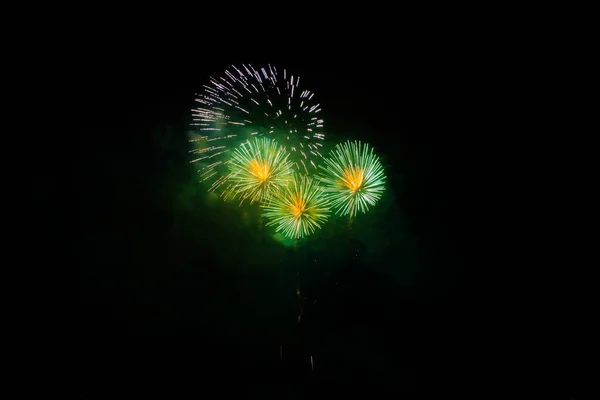 Fuegos artificiales Celebración por la noche en Año Nuevo y espacio para copiar  . —  Fotos de Stock