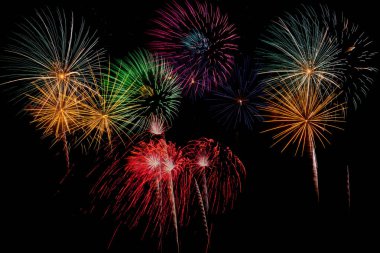 Havai fişek kutlama yeni yıl ve kopya alanı geceleri. Çok renkli havai fişek kutlama arka plan üzerinde yumuşak odak üzerinde .