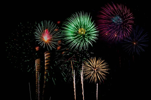 Fuegos artificiales Celebración por la noche en Año Nuevo y espacio para copiar. Fuegos artificiales multicolores Celebración sobre el enfoque suave en el fondo  . —  Fotos de Stock