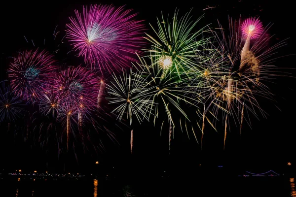 Fogos de artifício Celebração à noite no Ano Novo e espaço de cópia  . — Fotografia de Stock