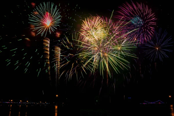 Feuerwerk in der Nacht auf Neujahr und Kopierraum . — Stockfoto