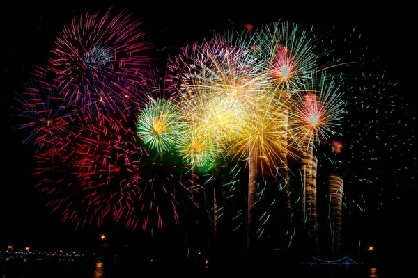 Ünnepi tűzijáték, éjszaka, új év, és másol hely . — Stock Fotó