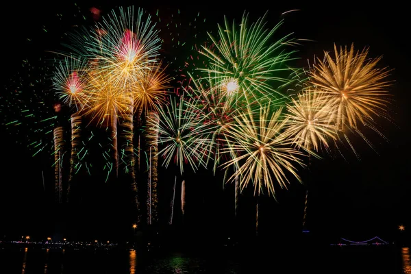 Ünnepi tűzijáték, éjszaka, új év, és másol hely . — Stock Fotó