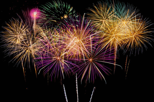 Празднование фейерверков ночью на Новый год и копировальное пространство
 .