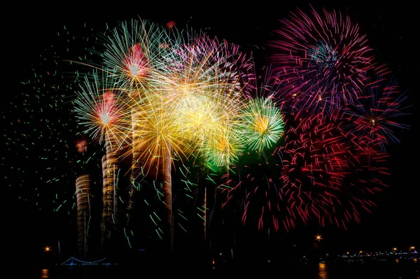 Feuerwerk in der Nacht auf Neujahr und Kopierraum — Stockfoto