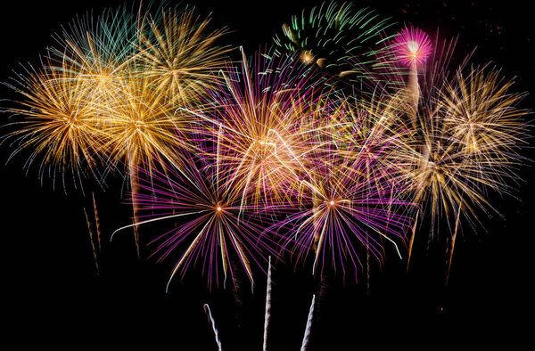 Празднование фейерверков ночью на Новый год и копировальное пространство
