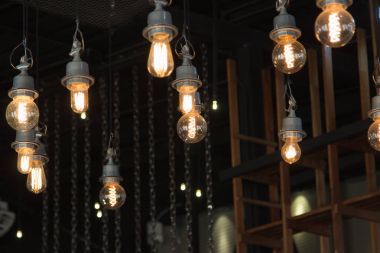 Avize lamba ışığında içinde üzerinde asılı ampul aydınlatma