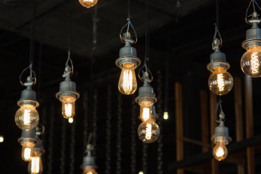 Avize lamba ışığında içinde üzerinde asılı ampul aydınlatma