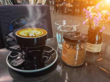 Sıcak süt latte sanat kahve ahşap tablo .