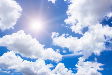 Bulutlu mavi gökyüzü.